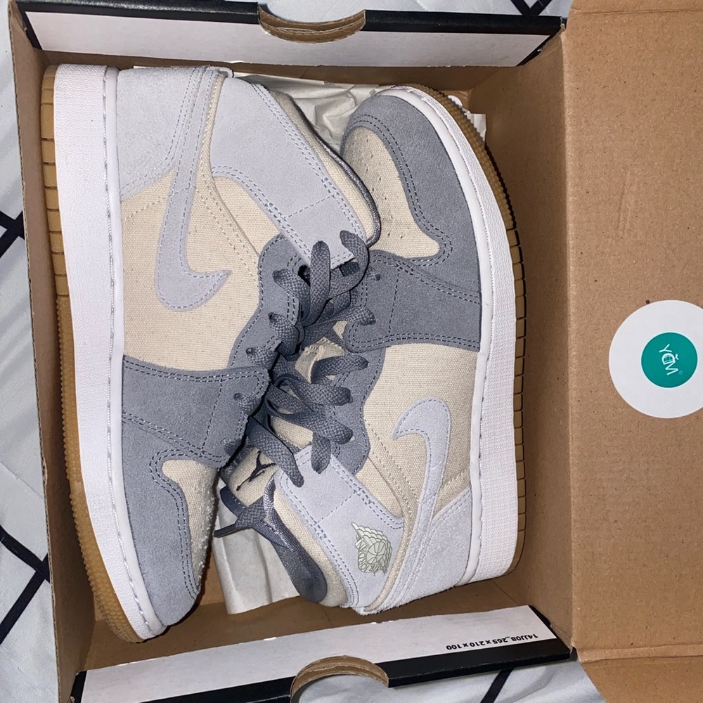 coconut milk air jordan 1 mid se (GS) size 4y (kids) size 6 in women’s